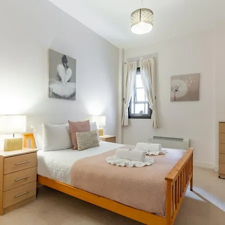 Entertainment | Near Attractions | Comfortable Apartamento Birmingam